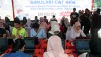 Peserta mengikuti simulasi tes CPNS 2019 berbasis Computer Assisted Test (CAT) di halaman Gedung Sarinah, Jakarta, Minggu (8/12/2019). Simulasi tes CPNS berbasis CAT diadakan Kantor Regional V Badan Kepegawaian Negara (BKN) Jakarta. (Liputan6.com/Helmi Fithriansyah)