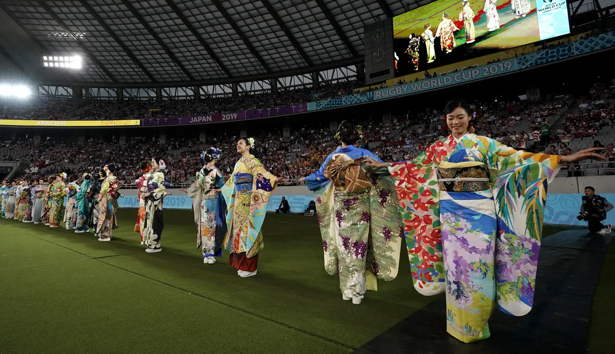 Sejumlah wanita mengenakan kimono tampil selama upacara pembukaan Rugby World Cup Pool 2019 jelang pertandingan antara Rusia dan Jepang di Stadion Tokyo (20/9/2019). Turnamen Rugby ini pertama kalinya diadakan di Asia, dan di luar pusat persatuan rugby tradisional. (AP Photo/Jae Hong)