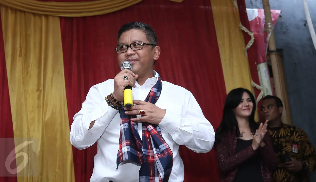 Sekjen DPP PDI Perjuangan, Hasto Kristiyanto saat blusukan ke Cilincing, Jakarta, Selasa (11/4). Hasto blusukan untuk serap aspirasi program KJP, KJS dan tata ruang kota Jakarta. (Liputan6.com/Herman Zakharia)