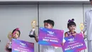 Tiga orang anak berpose dengan piala dan piagam usai menjuarai Kids Modeling Competition dalam acara Fimela Fest 2018, Jakarta, Minggu (18/11). (Fimela.com/Nurwahyunan Nur)