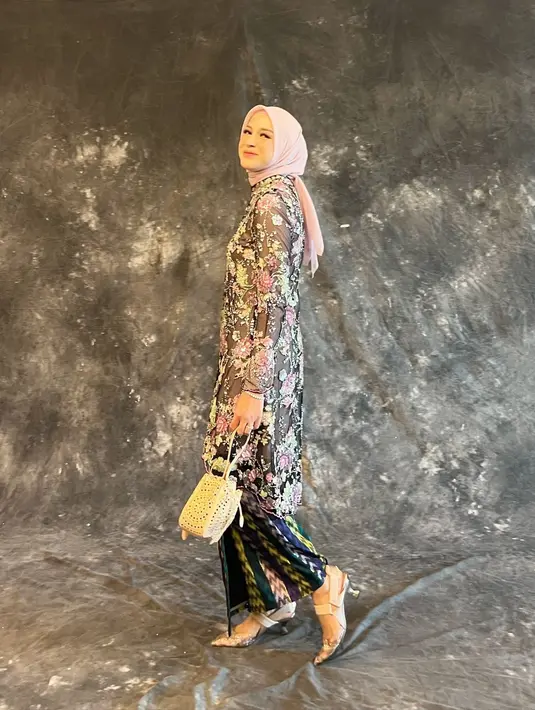 Nina Zatulini kenakan hijab lilit saat kenakan kebaya model tunik berwarna hijab. Hijab pink itu dililit di bagian depan dan diikat di bagian belakang. [@ninazatulini22]