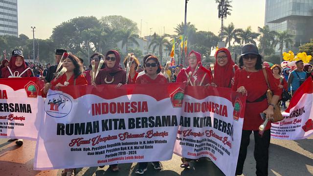 Aksi Bagi-Bagi Bunga di Car Free Day, Bundaran Hotel Indonesia, Jakarta, Minggu (30/6/2019). (Foto: Ratu Annisaa Suryasumirat/Liputan6.com)