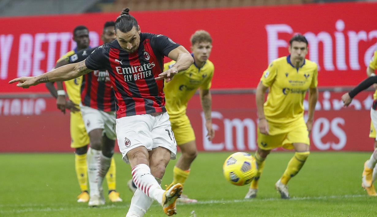 Striker AC Milan, Zlatan Ibrahimovic, gagal mengeksekusi penalti ke gawang Hellas Verona dalam lanjutan Liga Italia Serie A pekan ke-7 di Stadion San Siro, Milan, Senin (9/11/2020). AC Milan bermain imbang 2-2 dengan Hellas Verona.(AP Photo/Antonio Calanni).