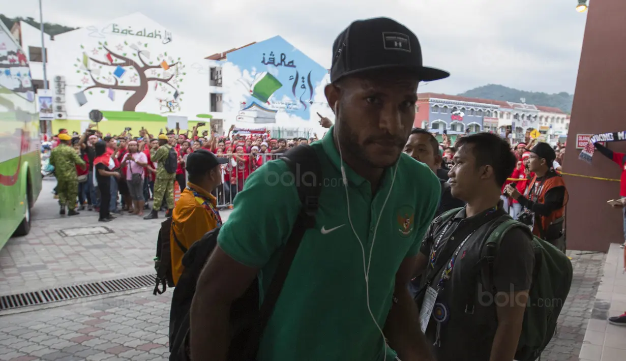 Suporter menyambut kedatangan Pemain Timnas Indonesia, Marinus Wanewar, saat tiba di Stadion MPS, Selangor, Selasa (22/8/2017). Indonesia akan menghadapi Vietnam pada  laga keempat Grup B SEA Games 2017. (Bola.com/Vitalis Yogi Trisna)