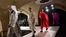 Model membawakan busana kreasi dari perancang Inggris, Craig Green selama gelaran London Fashion Week Men's di London pada 7 Januari 2019. Craig Green menampilkan busana warna-warni berbahan plastik minyak dengan pola yang rumit. (NIKLAS HALLE'N/AFP)