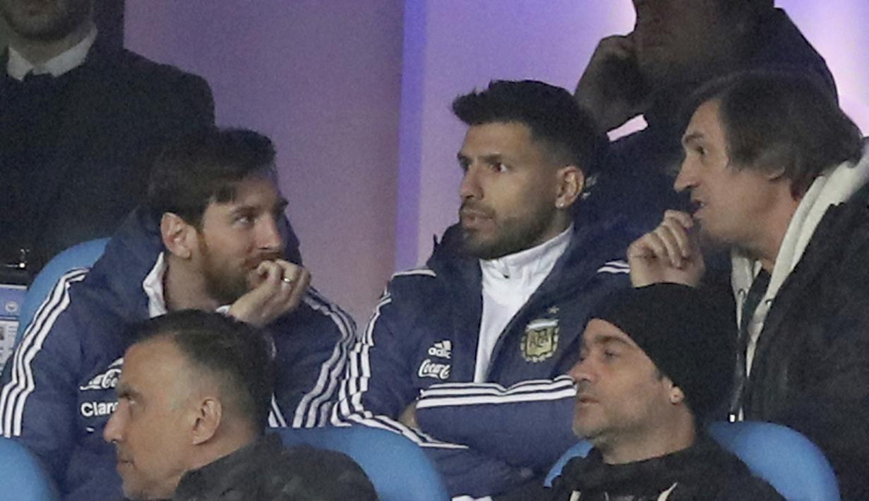 Lionel Messi berbincang dengan rekannya Sergio Aguero (tengah) saat laga uji coba Argentina melawan Italia di Etihad Stadium, Manchester, Inggris, (23/3/2018). Argentina menang 2-0.(Martin Rickett/PA via AP)