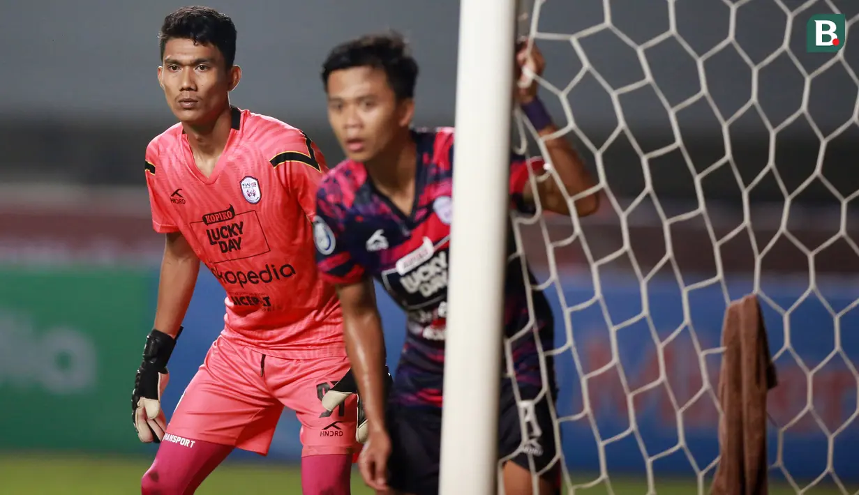 Kiper RANS Nusantara FC, Hilman Syah (kiri) dan Edo Febriansyah dalam laga pekan ke-2 BRI Liga 1 2022/2023 antara RANS Nusantara FC melawan PSS Sleman di Stadion Pakansari, Bogor, Jumat (29/7/2022) malam WIB. (Bola.com/M Iqbal Ichsan)