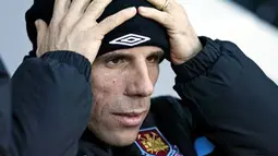 Ekspresi manajer West Ham United, Gianfranco Zola sebelum laga lanjutan lawan Blackburn Rovers di Boleyn Ground, Upton Park, 30 Januari 2010. AFP PHOTO / Glyn Kirk 