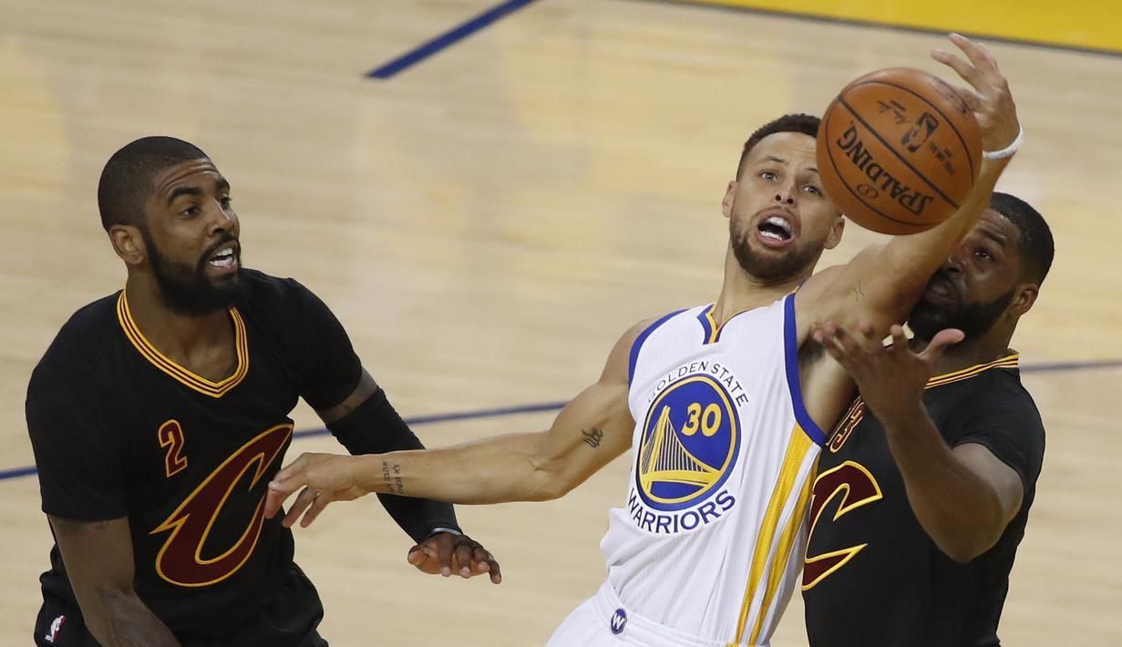 Pemain Golden State Warriors, Stephen Curry, saat pertandingan melawan Cleveland Cavaliers dalam Final NBA gim kedua di Oracle Arena, Oakland, California, AS, (04/06/2017). ( EPA/Monica Davet)