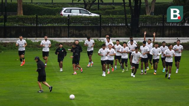 Foto: Timnas Indonesia Kena Kecoh Hujan saat Latihan Jelang Hadapi Vietnam di Piala AFF 2022, Sudah Balik tapi Ditelpon Kembali ke Lapangan