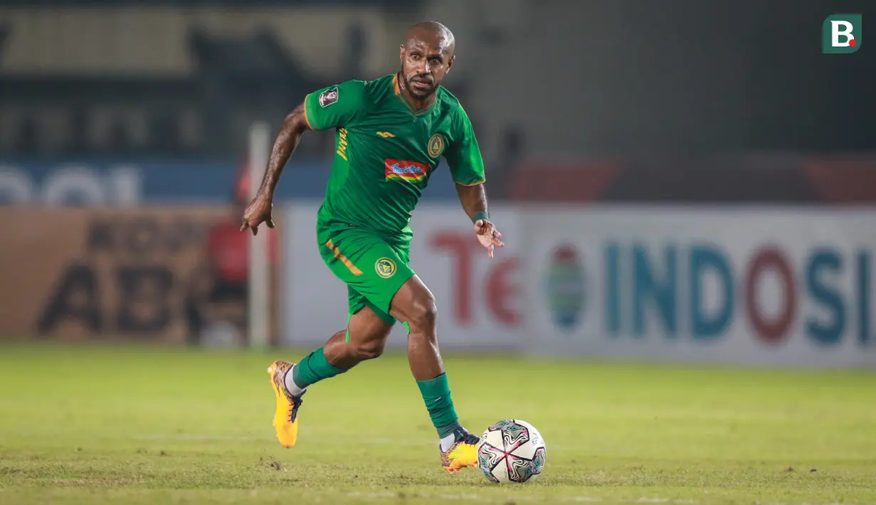 Pemain PSS Sleman, Boaz Solossa menggiring bola saat laga perempat final Piala Presiden 2022 antara Persib Bandung melawan PSS Sleman di Stadion Si Jalak Harupat, Bandung, Jumat (01/07/2022). (Bola.com/Bagaskara Lazuardi)
