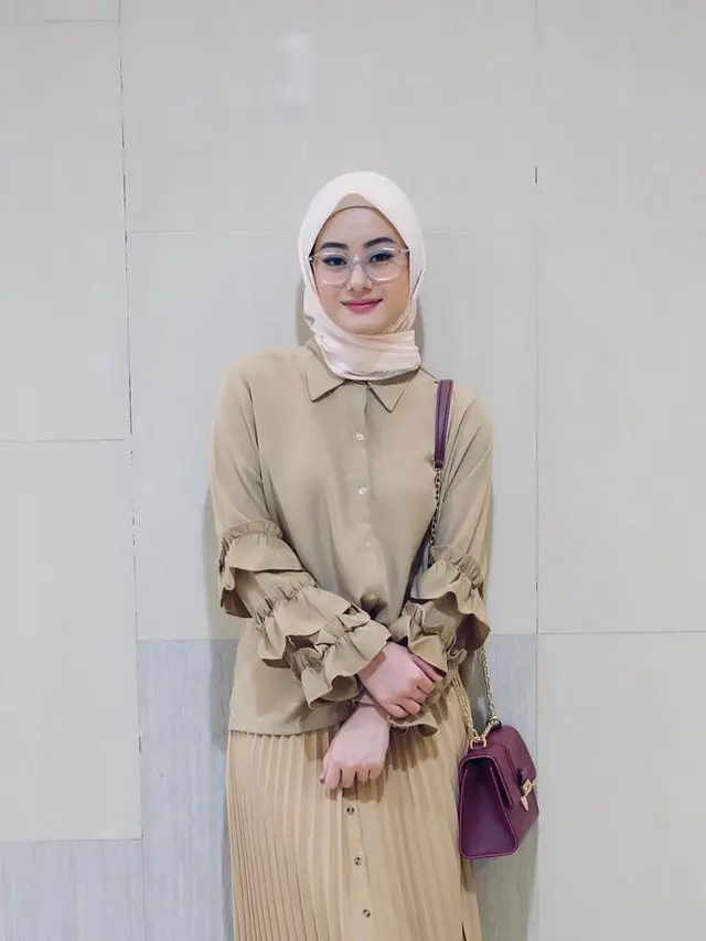 9 Ide Outfit Hijab Casual ala Cewek Kue, Cewek Mamba, dan Cewe Bumi dari Irish Bella hingga Putri Delina
