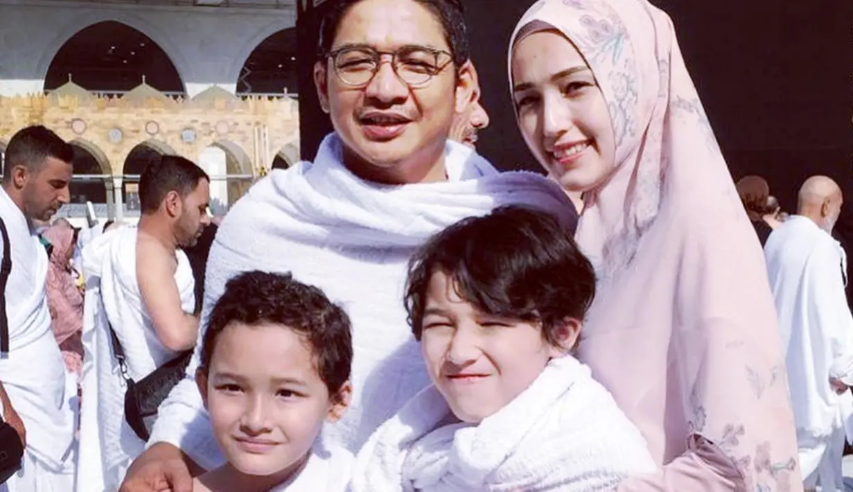 Melalui postingan di akun Instagram pribadinya, mantan Wakil Wali Kota Palu itu mengucap syukur, sebab ia diberi kemudahan selama beribadah. Pasha dan Adelia juga mendoakan agar setiap orang yang mempunyai niat ke Baitullah selalu diberi kemudahan.(Liputan6.com/IG/@pashaungu_real01)