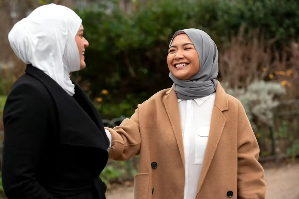 Ilustrasi Wanita Berhijab yang Percaya Diri Saat Berinteraksi