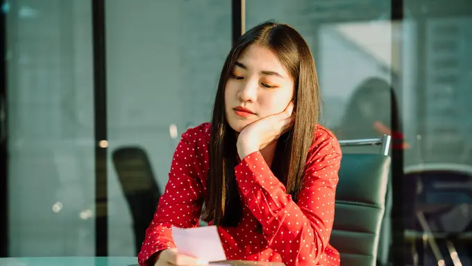 perempuan sedih bingung berpikir