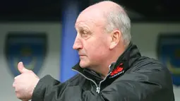 Portsmouth&#039;s new manager Paul Hart gives a thumbs up prior to the Premier League match between Portsmouth and Manchester City at Fratton Park, on February 14, 2009. Portsmouth won 2-0. AFP PHOTO/Geoff Caddick