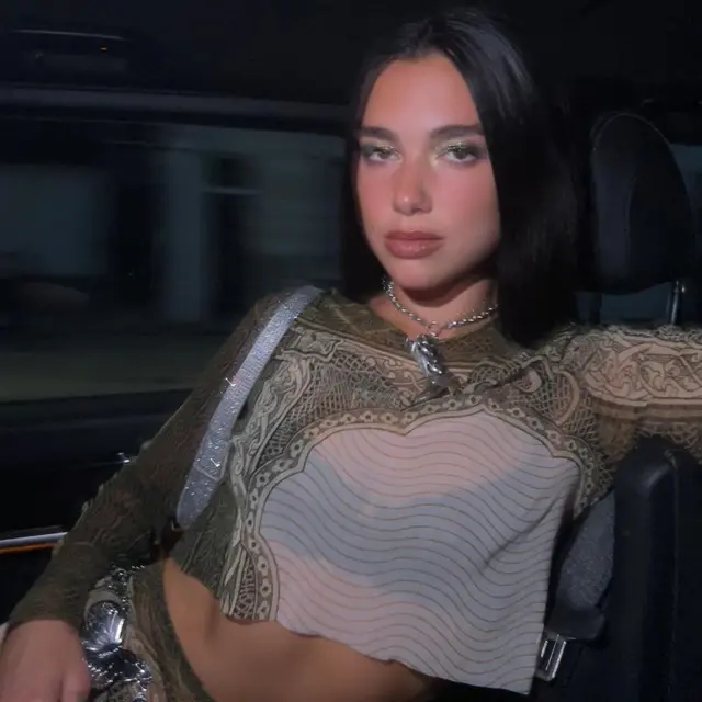 Potret Dua Lipa Pamer Kekayaan dengan Outfit Transparan Bermotif Uang