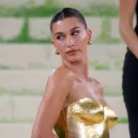 Hailey Bieber  di Met Gala 2026 bak dewi yunani. Photo by LEONARDO MUNOZ / AFP
