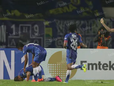 Pemain Persib merayakan gol Tantan ke gawang Sriwijaya FC dalam laga Torabika Soccer Championship 2016 di Stadion Si Jalak Harupat, Bandung, Sabtu (30/4/2016). (Bola.com/Vitalis Yogi Trisna)