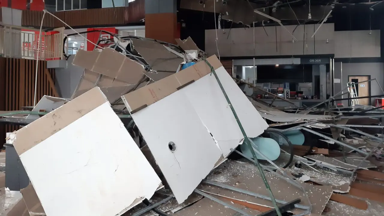 Plafon atap Bekasi Junction ambrol pada Jumat (27/3/2020) siang. Lima orang mengalami luka-luka akibat tertimpa material reruntuhan.