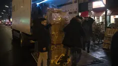 Pasokan bantuan untuk korban gempa bumi di Turki dan Suriah dimuat ke dalam truk di Turmstrasse di Moabit, di Berlin, Jerman, Senin, 6 Februari 2023. Puluhan ribu orang yang kehilangan tempat tinggal di Turki dan Suriah menghadapi malam yang dingin. (Paul Zinken/dpa via AP)