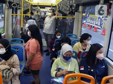 Suasana dalam bus Transjakarta yang melintas di kawasan Sudirman, Jakarta, Kamis (21/10/2021). PT Transportasi Jakarta (Transjakarta) mulai memberlakukan kapasitas angkut pelanggan sebesar 100 persen mulai hari ini. (Liputan6.com/Herman Zakharia)