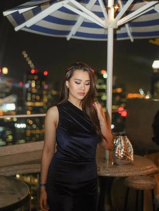 Beberapa waktu lalu, Aaliyah Massaid mengunggah potret dirinya menghadiri acara di Singapura. Ia tampil cantik dengan dress asimetris berwarna biru tua, tanpa lengan. Penampilannya semakin sempurna dengan makeup bold yang bernuansa kebiruan serasi. [Foto: Instagram/aaliyah.massaid]