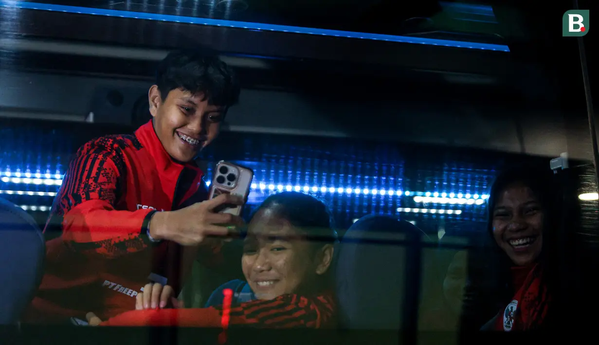 <p>Agnes Sintauli Hutpea dan sejumlah pemain Timnas Indonesia menaiki bus saat kedatangan mereka setelah menjuarai Piala AFF Wanita 2024 di Gedung VVIP Terminal 3 Bandara Soekarno Hatta, Tangerang, Jumat (06/12/2024). (Bola.com/Bagaskara Lazuardi)</p>