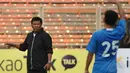 Pelatih Indonesia All Star, Benny Dollo memimpin langsung timnya berlatih di stadion GBK Jakarta, (1/6/2014). (Liputan6.com/Helmi Fithriansyah)