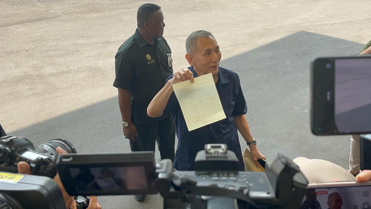 Politikus Partai Golkar Jusuf Hamka tiba di DPP Golkar, Jalan Anggrek Neli Murni, Palmerah, Jakarta Barat (Jakbar). Dia bakal menyerahkan surat pengunduran diri sebagai kader Partai Golkar.