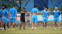 Pelatih Arema, Joko Susilo, serius memberikan instruksi menjelang duel melawan Bhayangkara FC. (Bola.com/Iwan Setiawan)