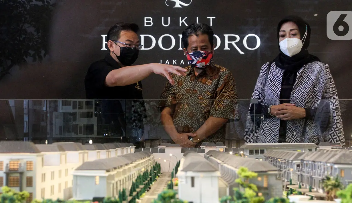Tenaga penjual melayani calon pembeli pada penjualan perdana Bukit Podomoro Jakarta. Penjualan perdana di kawasan premium Bukit Podomoro Jakarta dinilai akan mendukung produktivitas masyarakat ibu kota yang aktif dengan mobilitas tinggi. (Liputan6.com/HO/Ading)