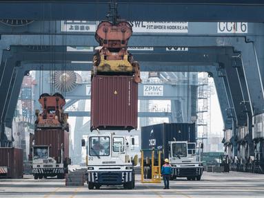 Sebuah kontainer kargo dimuat ke truk di Jakarta International Container Terminal, Pelabuhan Tanjung Priok, Jakarta, pada 7 Agustus 2025. (Yasuyoshi CHIBA/AFP)