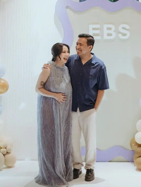 Menikah tahun 2021 lalu, akhirnya Joshua Suherman dan Clairine Clay dikarunia anak pertama yang mereka umumkan pada Februari 2024. Saat syukuran 7 Bulanan, Clairine tampil dengan dress sleeveless abu-abu embroidery. [@clairineclay]