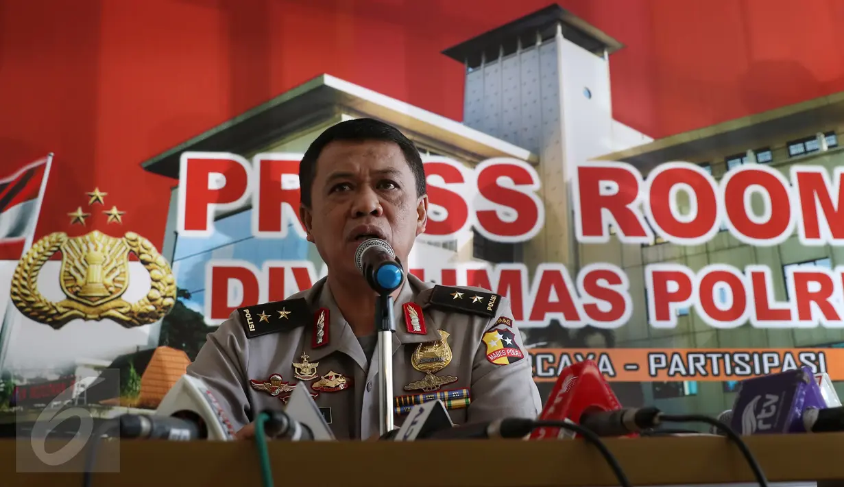 Kadiv Humas Mabes Polri Irjen Pol Anton Charliyan memberikan keterangan pers, Jakarta, Jumat (4/9/2015). 71 pejabat Polri termasuk Kabareskrim Komjen Budi Waseso dan Kepala BNN Komjen Anang Iskandar mengalami mutasi jabatan.(Liputan6.com/Herman Zakharia)
