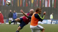 Presiden FIFA yang baru Gianni Infantino bermain bola saat pertandingan persahabatan di markas FIFA, Zurich , Swiss 29 Februari 2016. Infantino merayakan hari pertamanya sebagai Presiden FIFA dengan bertanding bola. (REUTERS / Arnd Wiegmann)