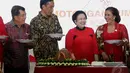 Ketum PDIP, Megawati Soekarnoputri (kedua dari kanan) saat perayaan HUT ke-42 PDIP di kantor DPP PDIP, Jakarta, Sabtu (10/1/2015). (Liputan6.com/Johan Tallo)