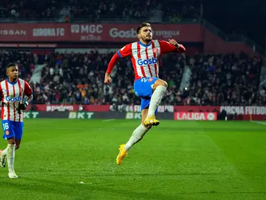 Pemain Girona Cristian Portugues melakukan selebrasi usai mencetak gol ke gawang Alaves pada pertandingan sepak bola Liga Spanyol di Stadion Montilivi, Girona, Spanyol, Senin (18/12/2023). (Pau BARRENA/AFP)