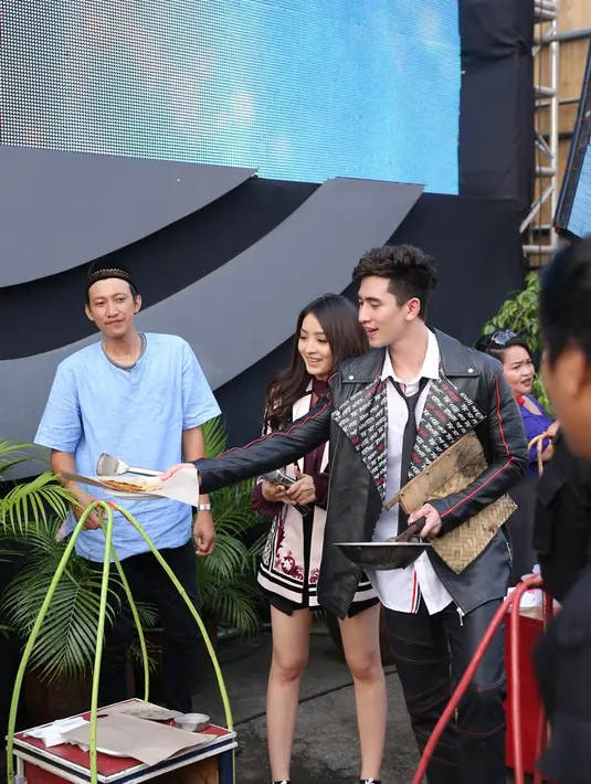 Pengunjung yang terpilih diminta untuk berdialog sambil beradu akting mengikuti para idolanya. Meski ditengah terik matahari, nyatanya tak menyurutkan semangat mereka untuk berinteraksi dengan para cast. (Daniel Kampua/Bintang.com)