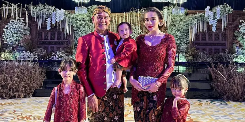 Penampilan Yasmine Wildblood dengan Kebaya dan Sanggul Ini Banjir Pujian