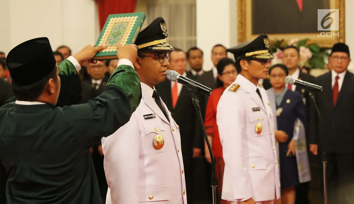 Anies Baswedan dan Sandiaga Uno saat disumpah pada pelantikan Gubernur dan Wakil Gubernur DKI Jakarta periode 2017-2022 di Istana Negara, Jakarta, Senin (16/10). (Liputan6.com/Angga Yuniar)