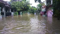 Banjir mulai memasuki perumahan warga Karawang sejak Minggu malam, 13 November 2016. (Liputan6.com/Abramena)