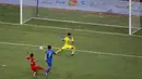 <p>Pemain Choburi FC, Yoo Byung-soo (tengah) mencetak gol ke gawang Persija Jakarta yang dikawal Cahya Supriadi saat laga persahabatan antara Persija Jakarta menghadapi Chonburi FC dalam rangka Grand Launching Jakarta International Stadium (JIS), Minggu (24/7/2022). (Bola.com/M Iqbal Ichsan)</p>