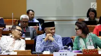 Pimpinan KPK Agus Rahardjo (tengah), Basaria Panjaitan (kanan), Saut Situmorang saat mengikuti Rapat Dengar Pendapat (RDP) dengan Komisi III DPR di Kompleks Parlemen, Senayan, Jakarta, Senin (11/9). (Liputan6.com/Johan Tallo)