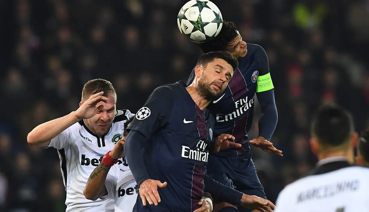 Duel antara pemain PSG dan Ludogorets dalam laga Grup Liga Champions di Stadion Parc des Princes, Paris, (6/12/2016).  (AFP/Franck Fife)