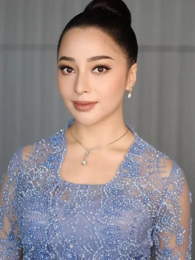 Nikita Willy Kenakan Kebaya Baby Blue. [@askyfebrianti]