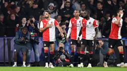 Alireza Jahanbakhsh (kiri) mencetak satu gol dalam laga debutnya di Liga Champions 2023/2024 bersama Feyenoord. Gol tersebut membawa Feyenoord menang 2-0 atas Glasgow Celtic dalam laga matchday pertama Grup E (19/9/2023). (AFP/John Thys)
