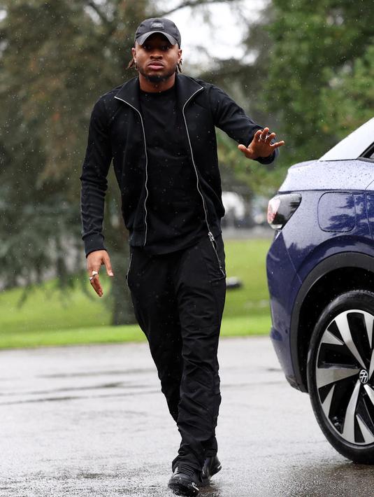 Penyerang timnas sepak bola Prancis, Christopher Nkunku, tiba untuk mengambil bagian dalam persiapan tim untuk pertandingan kualifikasi UEFA Nations League mendatang di Clairefontaine-en-Yvelines pada 7 Oktober 2024. (FRANCK FIFE/AFP)