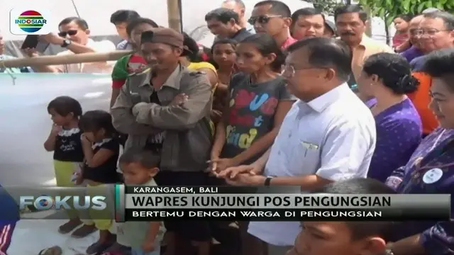 Jusuf Kalla habiskan akhir tahun dengan berkunjung ke Bali dan menemui para pengungsi Gunung Agung.