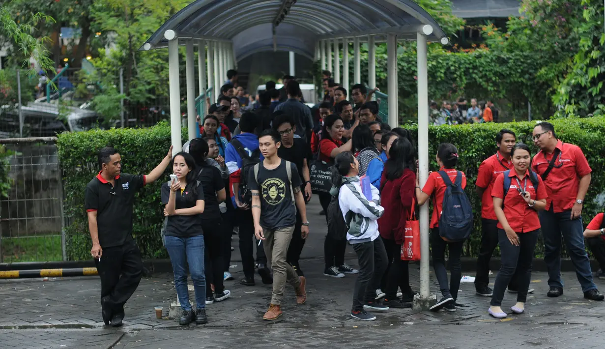 Sejumlah karyawan pertokoan Pondok Indah Mall 1 Jakarta berkumpul di titik kumpul evakuasi. Sebuah ruangan di lantai 2 pusat perbelanjaan Pondok Indah Mall (PIM) I, Jakarta Selatan terbakar pada Senin (20/4/2015). (Liputan6.com/Helmi Fithriansyah)